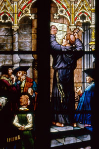 Glasfenster in der Gedächtniskirche Speyer: Thesenanschlag Martin Luthers 