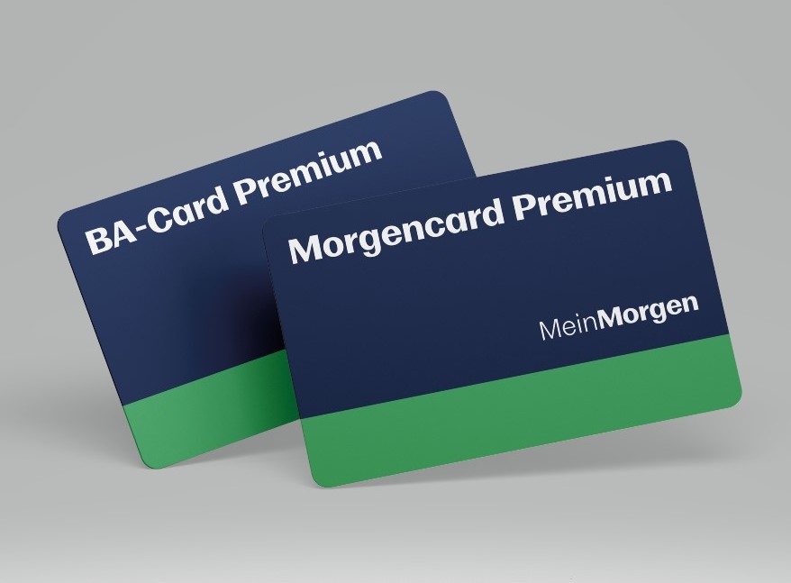 Die Premiumkarten sind dunkelblau und haben unten einen grünen Streifen.