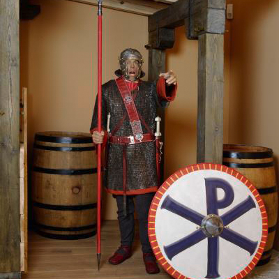 Junges Museum: verkleideter römischer Soldat mit Waffen
