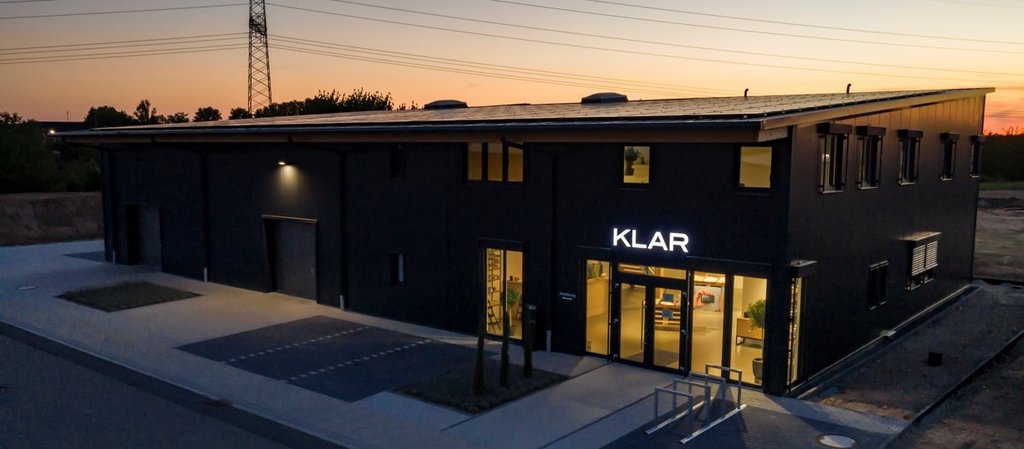 Die KLAR-Manufaktur in Plankstadt bei Sonnenuntergang.