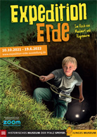 Das Plakat zur Ausstellung zeigt einen Jungen, der zu einer unterirdischen Expedition aufbricht.