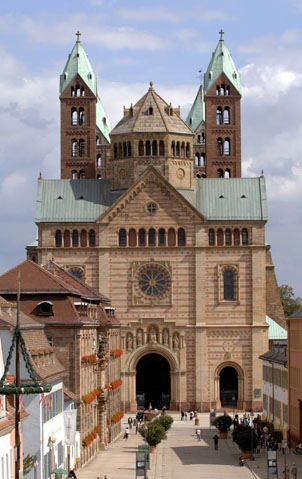 Blick von der Maximilianstraße auf den Speyerer Dom.