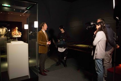 Ein Fernsehteam interviewt Museumsdirektor Alexander Schubert