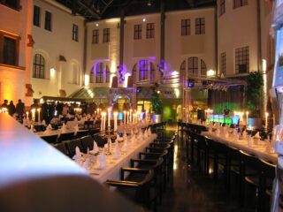 Das festlich geschmückte Forum bei Nacht.