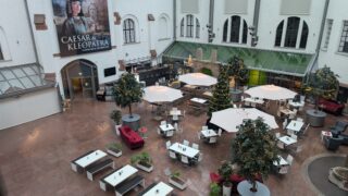 Gesamtansicht des Forums: Blick auf den Glas überdachten Innenhof und das Museumscafé.