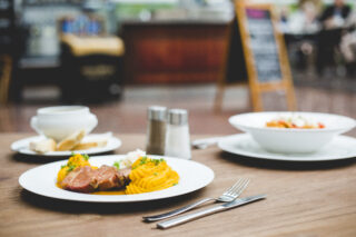 Cafe 2 Warme Speisen erwarten Sie in unserem Café.