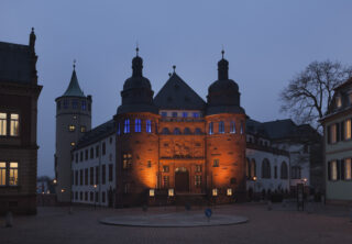 Museumsfront in der Dämmerung.
