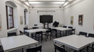 Gesamtansicht des Kabinetts mit Bestuhlung für ca. 20 Personen.