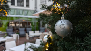 Museumscafé mit festlicher, weihnachtlicher Deko.