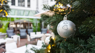 Museumscafé mit festlicher, weihnachtlicher Deko.