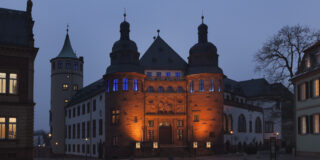 Museumsfront in der Dämmerung.