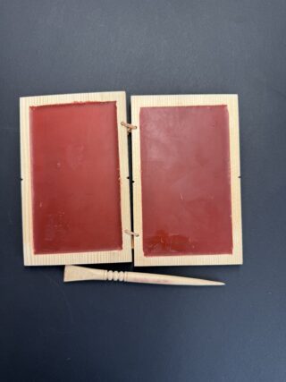 Wachstafel Sommerferienprogramm im Rahmen der Ausstellung "Caesar & Kleopatra": Wachstafel und Griffel.
