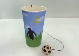 Wurfspiel mit Fußballdesign.