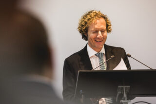 Alexander Schubert während der Eröffnung zur Sonderausstellung "Valentinian" 2022.