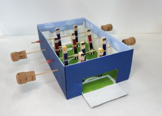 Tischkicker aus einem Schuhkarton.
