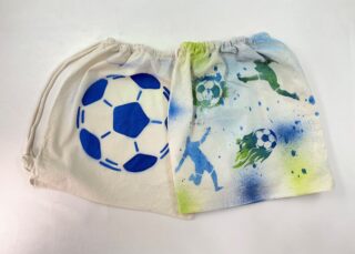 Bedruckte Turnbeutel mit Fußballmotiven.