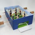 Tischkicker aus einem Schuhkarton.