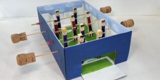 Tischkicker aus einem Schuhkarton.