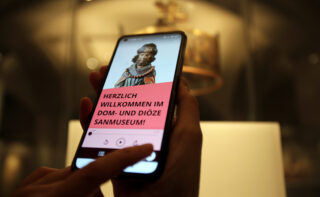 Digitaltag 2023 Bild Susanne Schilz App-Tour durch die Sammlungsausstellung "Kreuz und Krone".