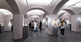 Schulklasse in der Sammlungsausstellung "Kreuz und Krone".