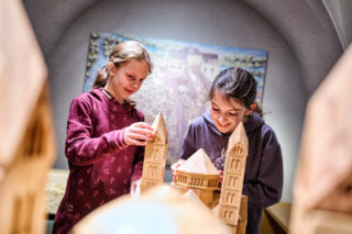 Spielende Kinder in der Ausstellung "Kreuz und Krone".
