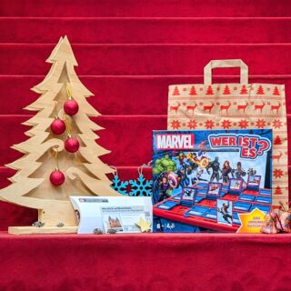 Weihnachtspaket: Spiel "Wer ist es?" mit Marvel Superhelden, Generationenkarte für die Sonderausstellung "Superheroes", Geschenktüte und weihnachtliche Dekoration.
