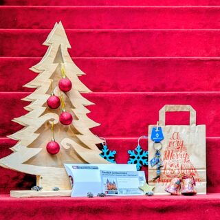 Weihnachtspaket: Schlüsselanhänger des SV Waldhof 07, Generationenkarte für die Sonderausstellung "Fußballfieber", Geschenktüte und weihnachtliche Dekoration.