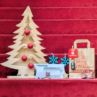 Weihnachtspaket: Schlüsselanhänger des Mainz 05, Generationenkarte für die Sonderausstellung "Fußballfieber", Geschenktüte und weihnachtliche Dekoration.