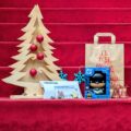 Weihnachtspaket: Spardose "Batman", Generationenkarte für die Sonderausstellung "Superheroes", Geschenktüte und weihnachtliche Dekoration.