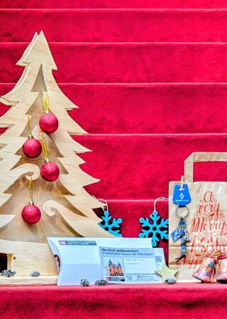 Weihnachtspaket: Schlüsselanhänger des SV Waldhof 07, Generationenkarte für die Sonderausstellung "Fußballfieber", Geschenktüte und weihnachtliche Dekoration.