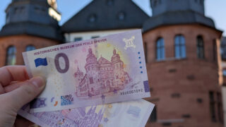 Null-Euro-Schein vor dem Historischen Museum der Pfalz Speyer.