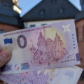 Null-Euro-Schein vor dem Historischen Museum der Pfalz Speyer.