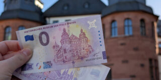Null-Euro-Schein vor dem Historischen Museum der Pfalz Speyer.