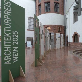 Blick in die Tafel-Ausstellung "Architekturpreis Wein 2025"