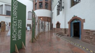 Ein Teil der Tafelausstellung "Architekturpreis Wein 2025" im glasüberdachten Innenhof des Museums.