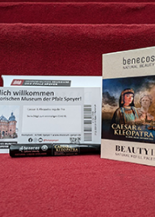 Geschenkpaket Geschenkpaket zur Ausstellung "Caesar & Kleopatra" mit dem Eyeliner und Beauty-Palette "Alexandria" sowie einer Eintrittskarte in die Ausstellung.
