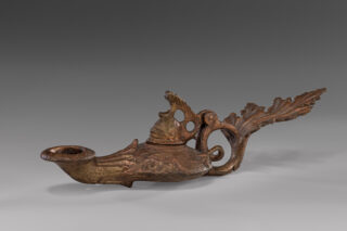 Bronzelampe, Staatliche Museen Berlin Hellenistische Bronzelampe mit Akanthusblatt am Griff.