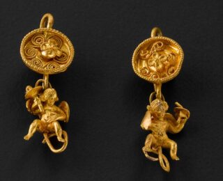 Goldohrringe aus Mougins Griechisch-hellenistische Goldohrringe mit Eroten, spätes 4. Jh. v. Chr.
