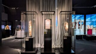 Raumansicht Eröffnung FB Eingangsszenerie der Ausstellung "Caesar & Kleopatra".