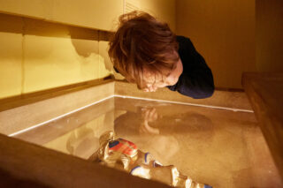 Blick auf den Pharao by Thomas Brenner 10 Ägyptische Grabkammer in der Ausstellung.