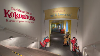 Eingangsszene Kokosnuss Eingangsszene "Der kleine Drache Kokosnuss & andere Figuren von Ingo Siegner".