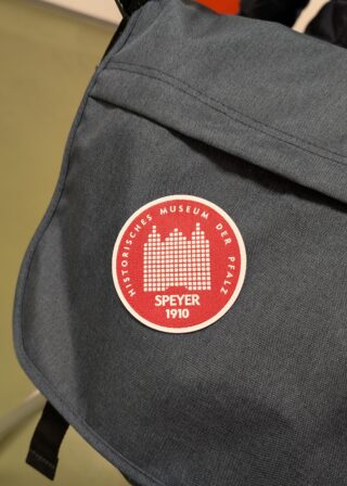 Aufnäher zur Sonderausstellung "Fußballfieber" mit dem Logo des Museums.