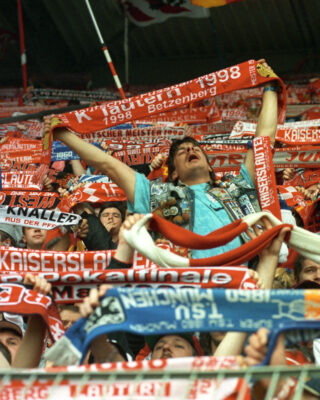 FCK-Fans feiern den Titel 1998 Fans feiern in der Westkurve den Meisterschaftstitel des FC Kaiserslautern 1998