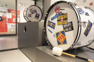 Trommel mit Stickern Mit Stickern verzierte Trommel.