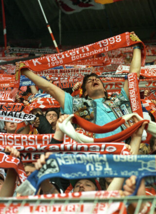 Fußballfan in der Westkurve des Fritz-Walter-Stadions Fußballfan des T.S.V. 1860 München in der Westkurve des Fritz-Walter-Stadions in Kaiserslautern während der Meisterschaftsfeier 1998.