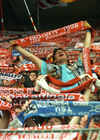 Fußballfan in der Westkurve des Fritz-Walter-Stadions Fußballfan des T.S.V. 1860 München in der Westkurve des Fritz-Walter-Stadions in Kaiserslautern während der Meisterschaftsfeier 1998.
