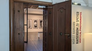 Eingang in die Ausstellung "Horst Hamann – Kaiserdom zu Speyer. Vertical Photographs". Blick in die Ausstellung.