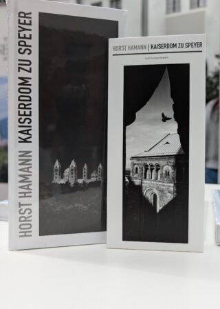 Printprodukte zur Fotoausstellung "Horst Hamann – Kaiserdom zu Speyer. Vertical Photographs" Katalog und Postkarten mit den Fotomotiven begleitend zur Ausstellung "Horst Hamann – Kaiserdom zu Speyer. Vertical Photographs".