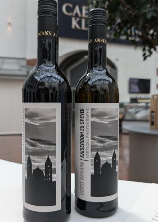 Wein zur Sonderausstellung "Horst Hamann – Kaiserdom zu Speyer. Vertical Photographs" Weinflaschen mit dem Etikette der Sonderausstellung "Horst Hamann – Kaiserdom zu Speyer. Vertical Photographs".