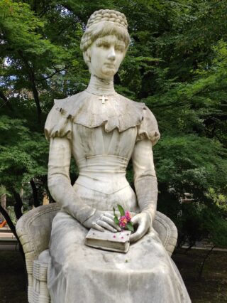 Marmorstatue von Kaiserin Elisabeth, Meran, geschaffen 1903 von Bildhauer Hermann Klotz.